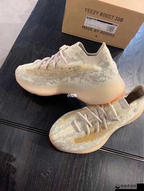 Yeezy380蜜桃粉和白色：时尚潮流新宠的魅力风采展现